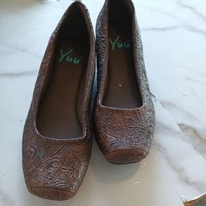 Yuu Impress Women's Brown Embossed Floral‎ Faux Leather Shoes Sz 6M square toe